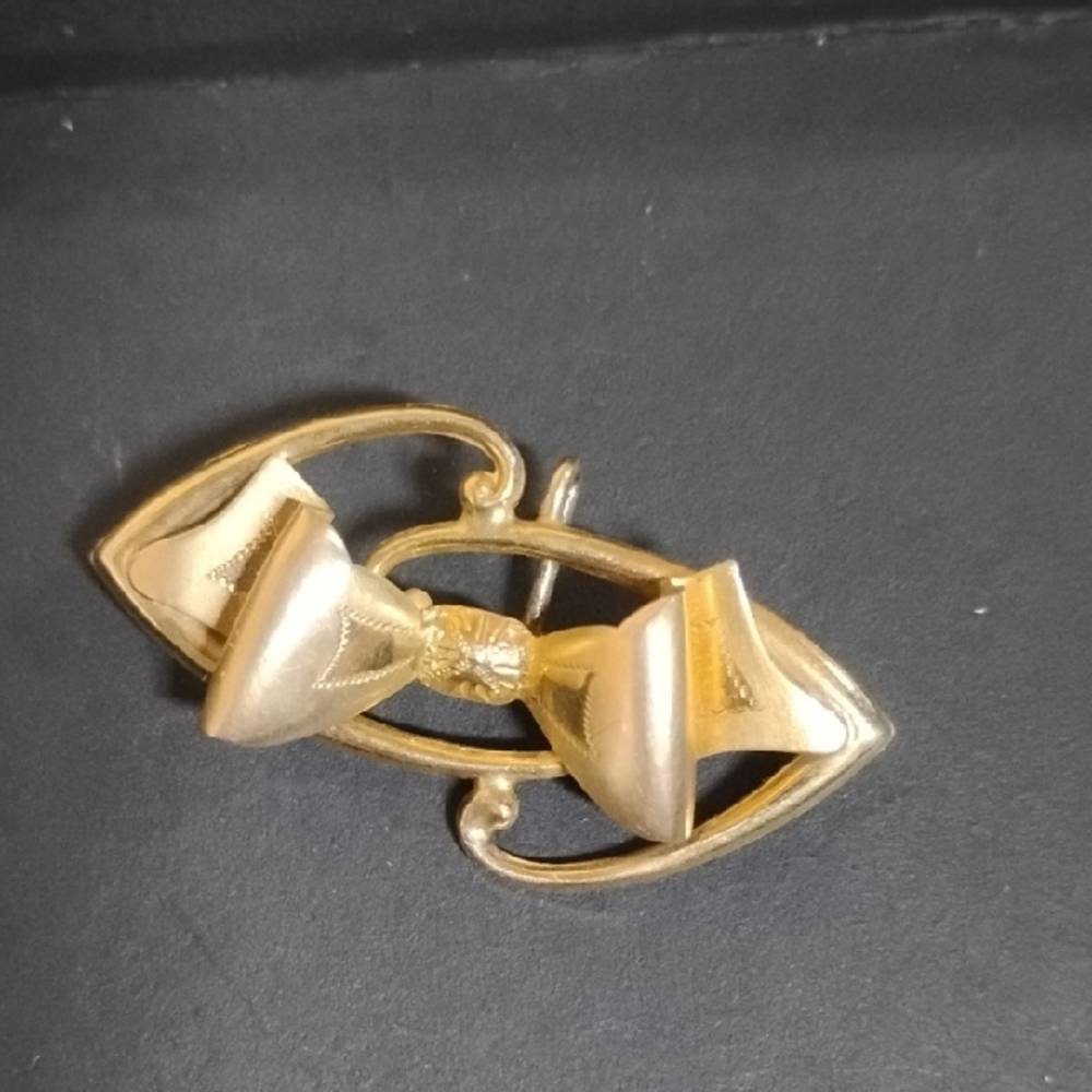 Elegant Gold Bow Brooch